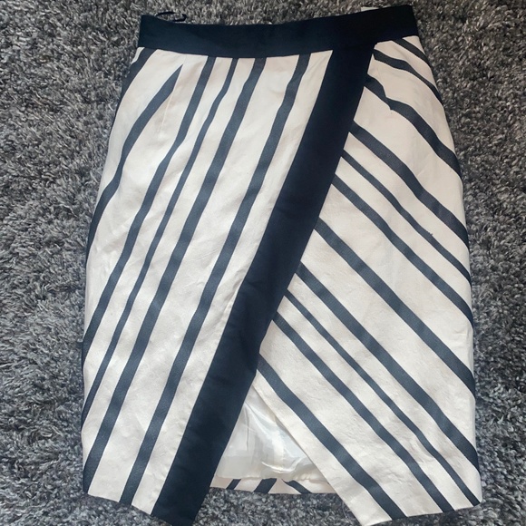 H&M Black & White Asymmetrical Wrap Skirt - Women's Size 6 - Picture 1 of 6
